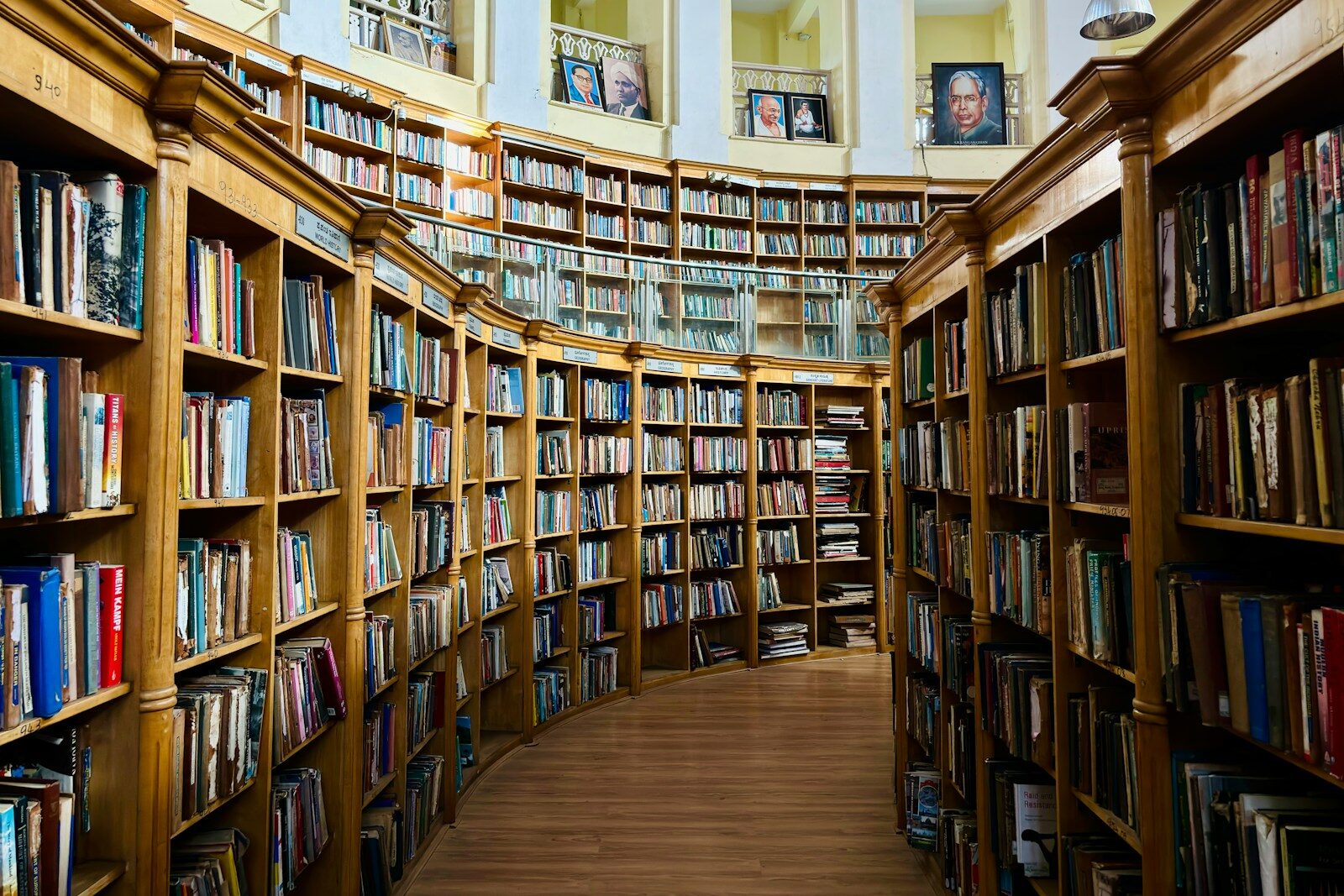 Długi rząd regałów z książkami jako obraz pamięci uporządkowanej jak biblioteka