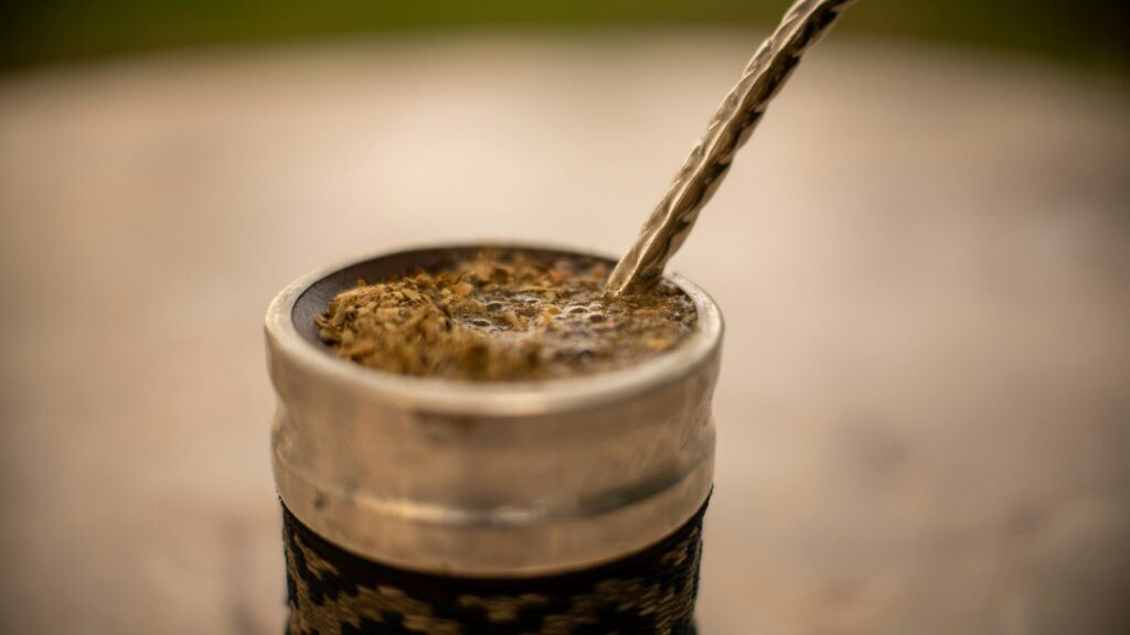 Napar yerba mate w tradycyjnej tykwie z metalową bombillą jako zdrowa alternatywa dla kawy